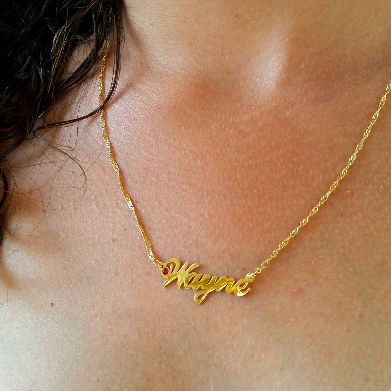 אישה עונדת שרשרת שם זהב 14k בעיצוב אישי