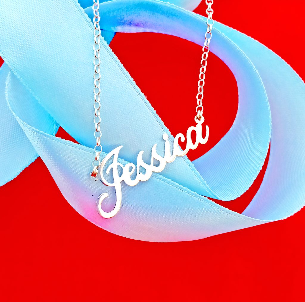 שרשרת עם שם באנגלית