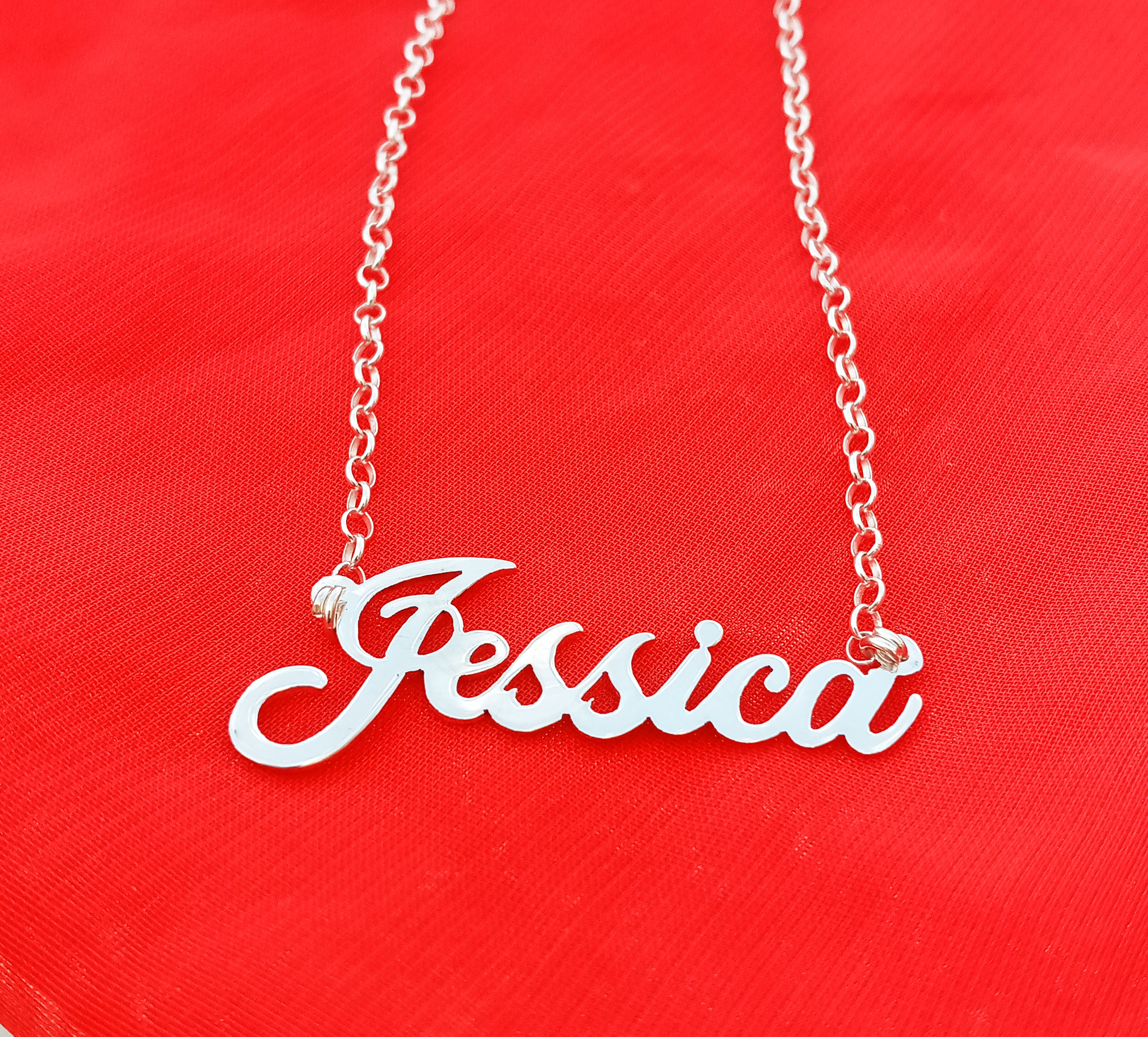 שרשרת עם שם באנגלית מסולסלת בעיצוב אישי