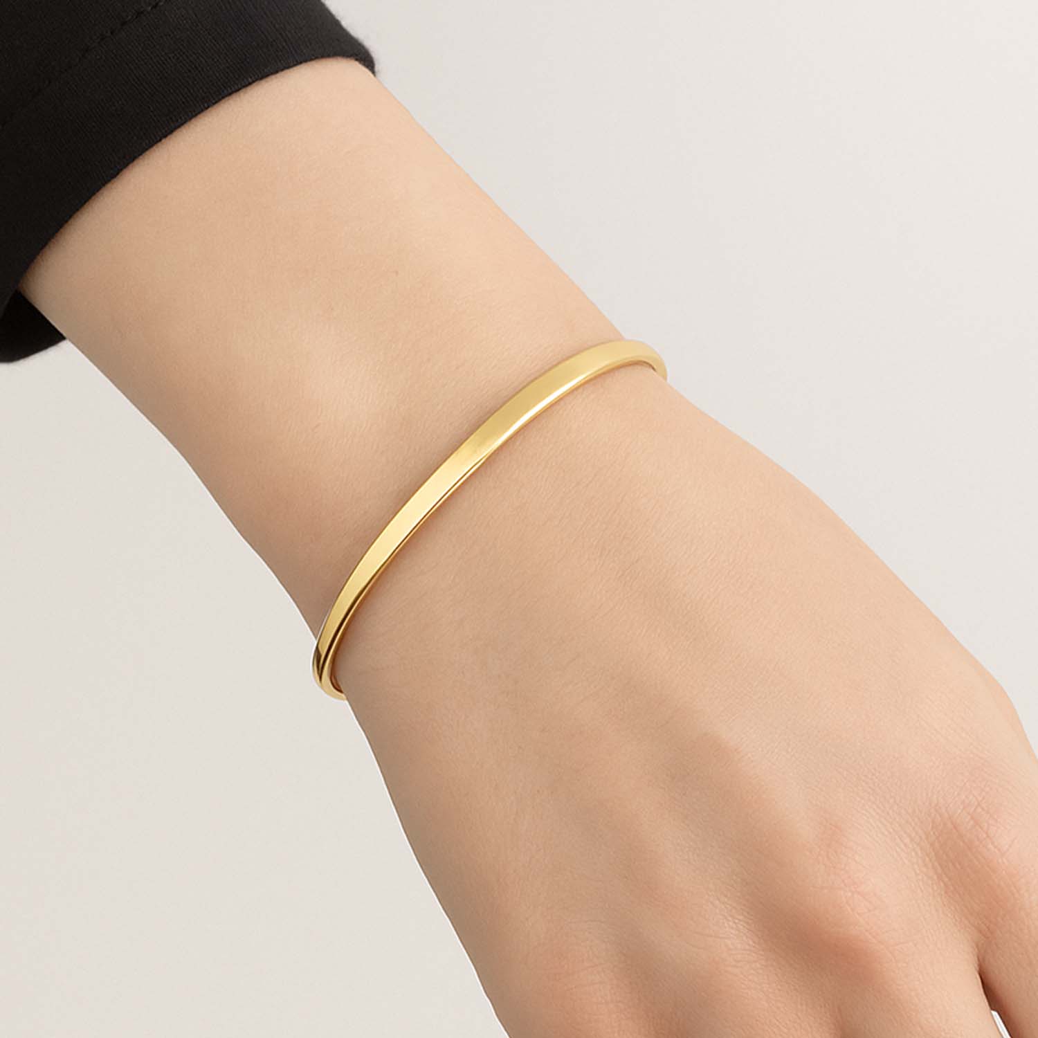 צמיד קשיח ושם ציפוי זהב