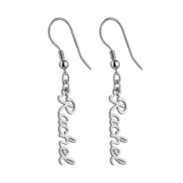 זוג עגילים עם שם אנכי בעיצוב אישי