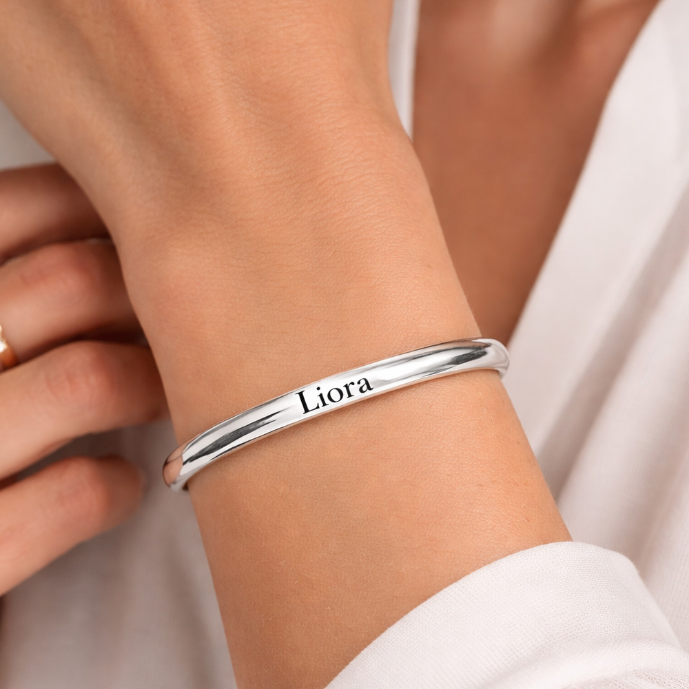 צמיד קשיח מכסף עם חריטה בעיצוב אישי - על דוגמנית