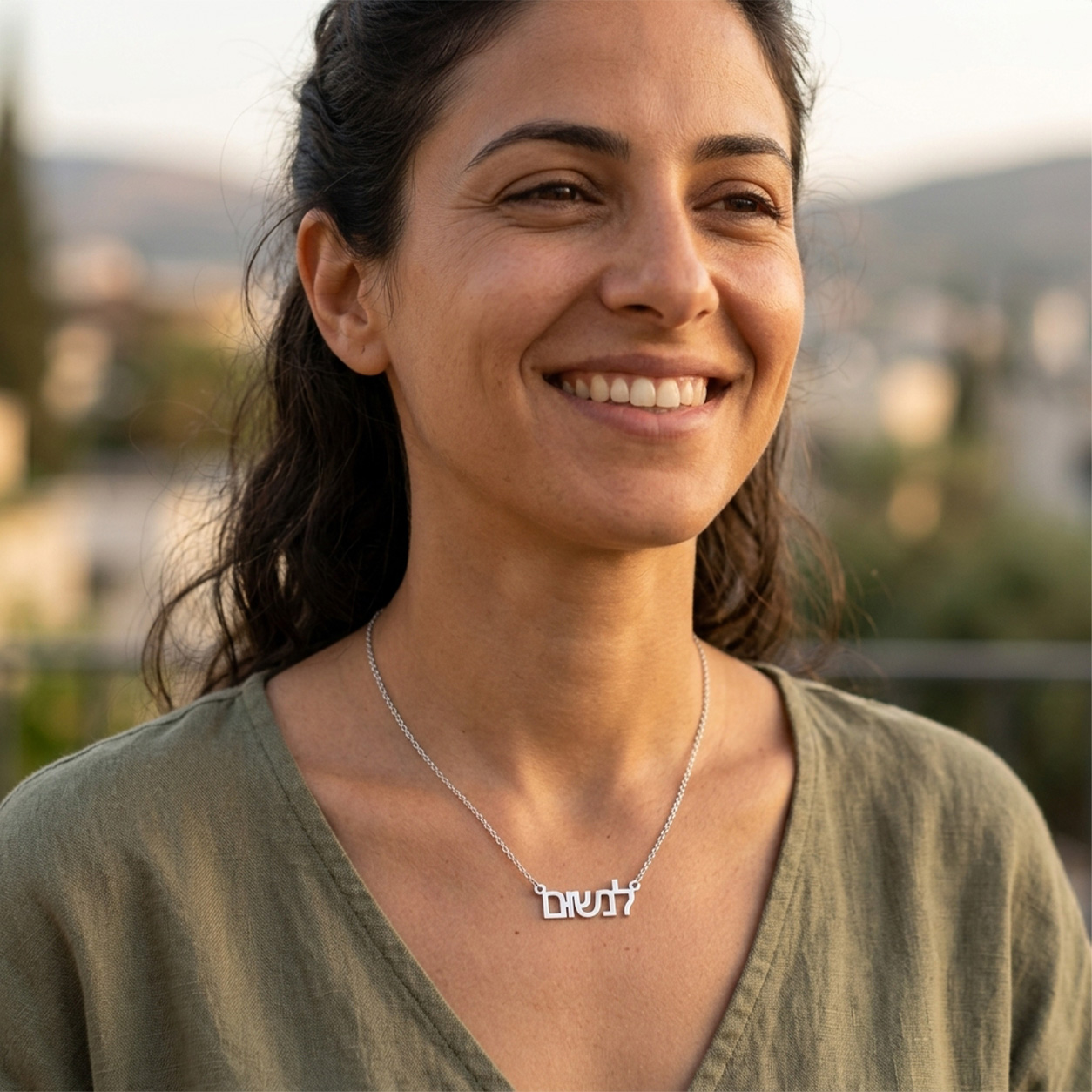 שרשרת עם שם לנשום על אישה יפה בעיצוב אישי - שרשרת שם ישראל