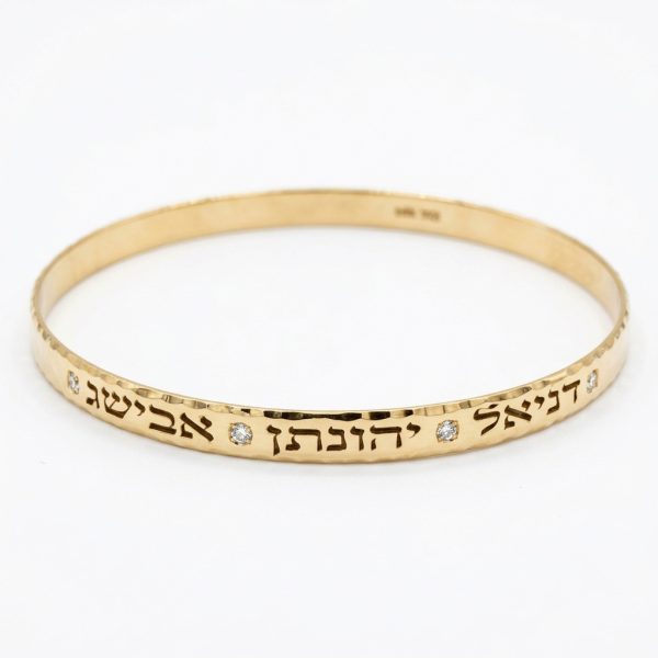 צמיד קשיח עם חריטות יהלום ושמות בעיצוב אישי כולל אבני חן