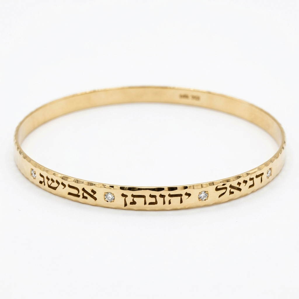 צמיד קשיח עם חריטות יהלום ושמות בעיצוב אישי כולל אבני חן