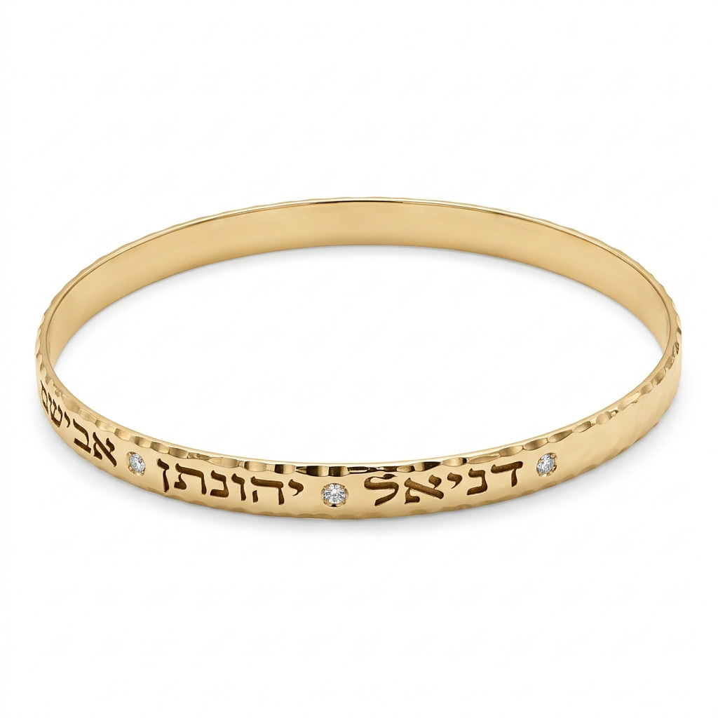 צמיד קשיח עם שמות בעיצוב אישי כולל אבני חן