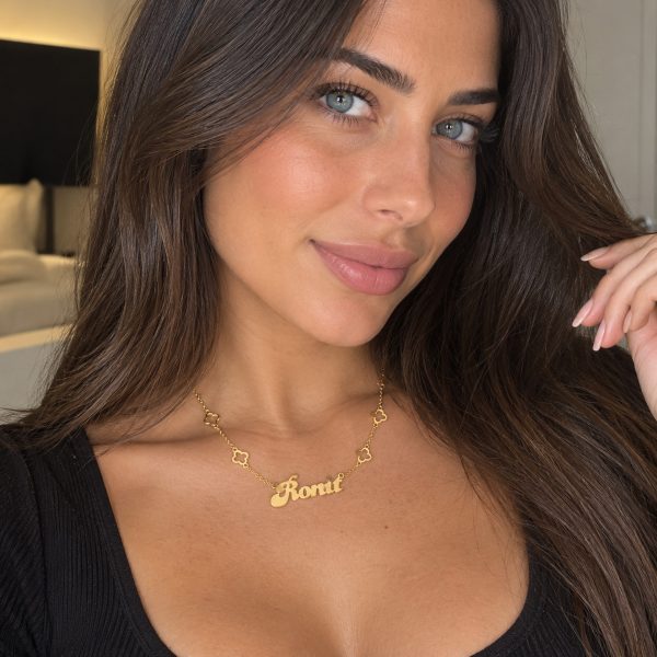 שרשרת שם RONIT על אישה עם תלתן בעיצוב אישי - שרשרת שם ישראל